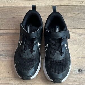 Nike Cosmic Runner Youth Sneakers 2.5 Velcro Black